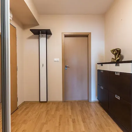 Alley With Free Parking *