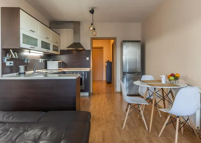 Alley With Free Parking *