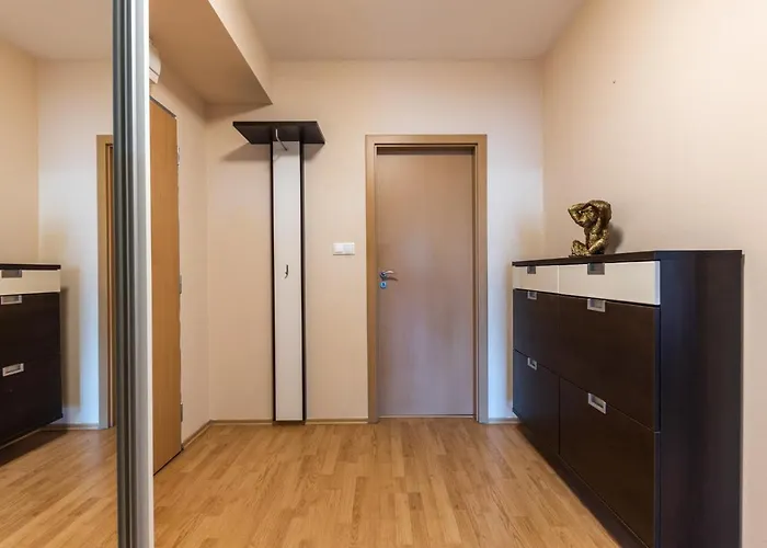 Alley With Free Parking *