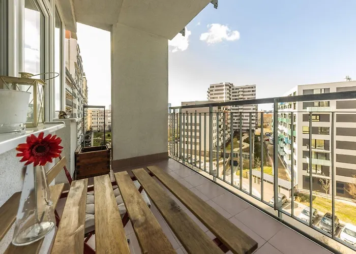 Alley With Free Parking *